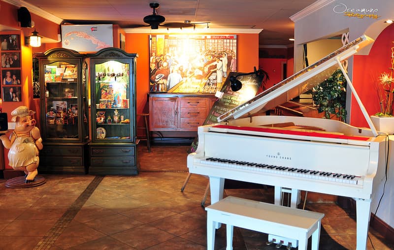 Piano and live music in the dining room